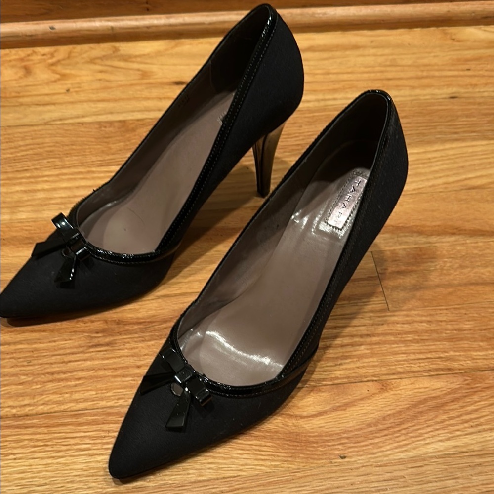 Tahari Alexa Black Heels with Metallic Bow & Patent Accent Women’s 9.5 Black - Picture 3 of 7